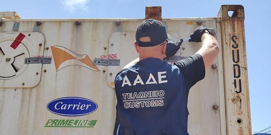 ΑΑΔΕ: Κατάσχεση 17 κοντέινερ με λαθραία ενδύματα και υποδήματα στην Ελευσίνα
