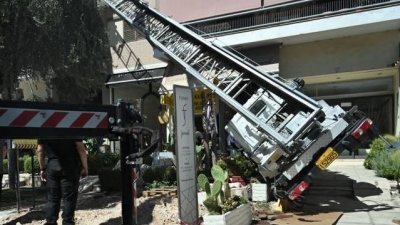 Γλυφάδα: Ανατροπή γερανού, προσέκρουσε σε  κατάστημα - Διακοπή κυκλοφορίας στην οδό Φοίβης