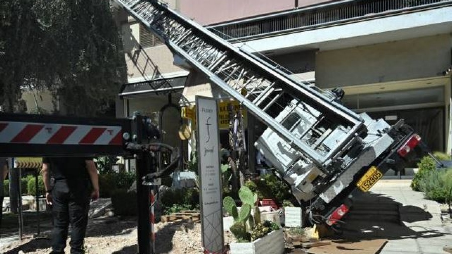Γλυφάδα: Ανατροπή γερανού, προσέκρουσε σε  κατάστημα - Διακοπή κυκλοφορίας στην οδό Φοίβης