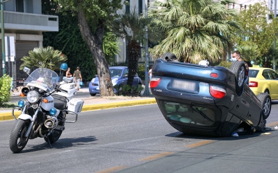 Τροχαίο στην Αλεξάνδρας: Αυτοκίνητο αναποδογύρισε στην μέση του δρόμου
