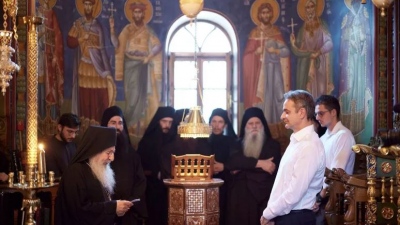 Στην Ιερά Μονή Σίμωνος Πέτρας ο Μητσοτάκης με τον γιο του Κωνσταντίνο