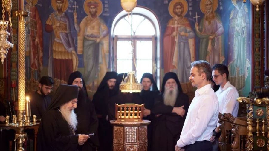 Στην Ιερά Μονή Σίμωνος Πέτρας ο Μητσοτάκης με τον γιο του Κωνσταντίνο