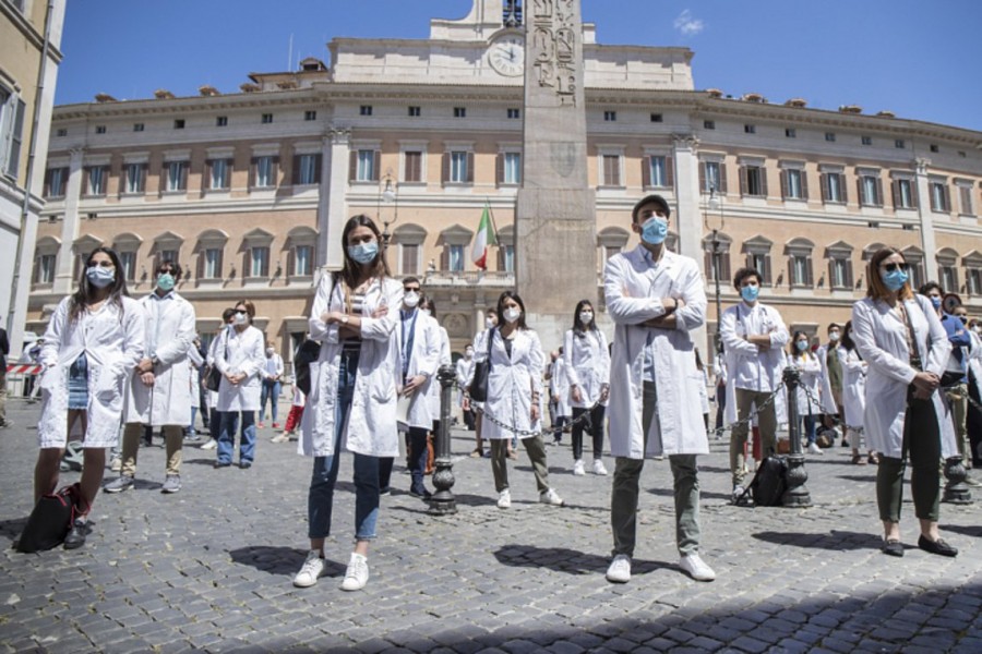 Ιταλία: «Είμαστε γιατροί, δεν βουλώνουμε τρύπες», φώναξαν χιλιάδες γιατροί - διαδηλωτές