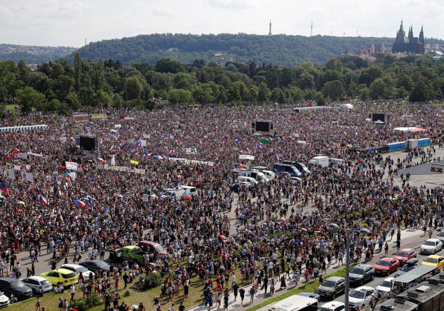 Χιλιάδες διαδηλωτές στην Πράγα ζήτησαν την παραίτηση του Τσέχου δισεκατομμυριούχου πρωθυπουργού για απάτη