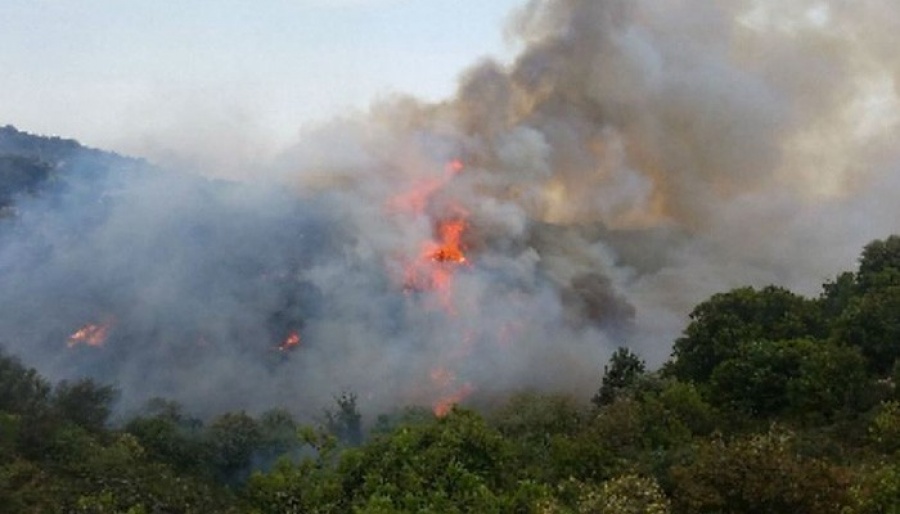Σε εξέλιξη μεγάλη πυρκαγιά στον Αποκόρωνα Χανίων - Κάηκαν σπίτια στις Βρύσες