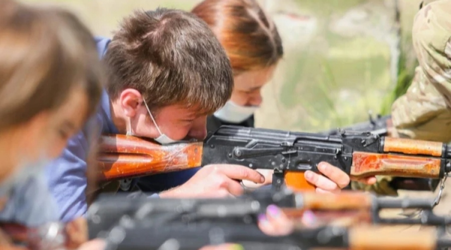 Σκοποβολή, εκπαίδευση σε όπλα και drones από την Azov και πρώτες βοήθειες για τραυματίες στα σχολεία της Ουκρανίας – Ετοιμάζουν νέα γενιά φασιστών