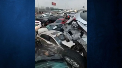 Αυτή είναι ίσως η μεγαλύτερη καραμπόλα που έχετε δει... Πάνω από 100 αυτοκίνητα έγιναν σμπαράλια