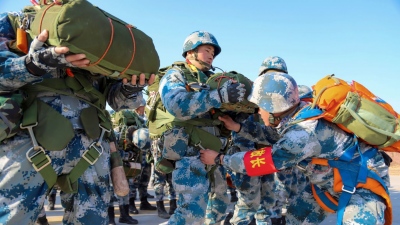 Αποκάλυψη βόμβα από WP: Η Ρωσία εκπαιδεύει τους Κινέζους αλεξιπτωτιστές εν όψει του πολέμου στην Ταϊβάν