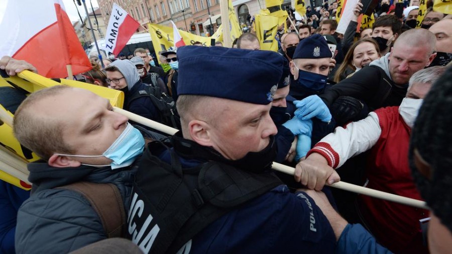 Covid-19: Διαδήλωση κατά των μέτρων, των μασκών και των εμβολίων στην Πολωνία