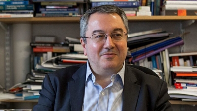 Μόσιαλος: Η παραλλαγή Omicron, αν και εξαιρετικά μεταδοτική, φαίνεται να προκαλεί ήπια ασθένεια