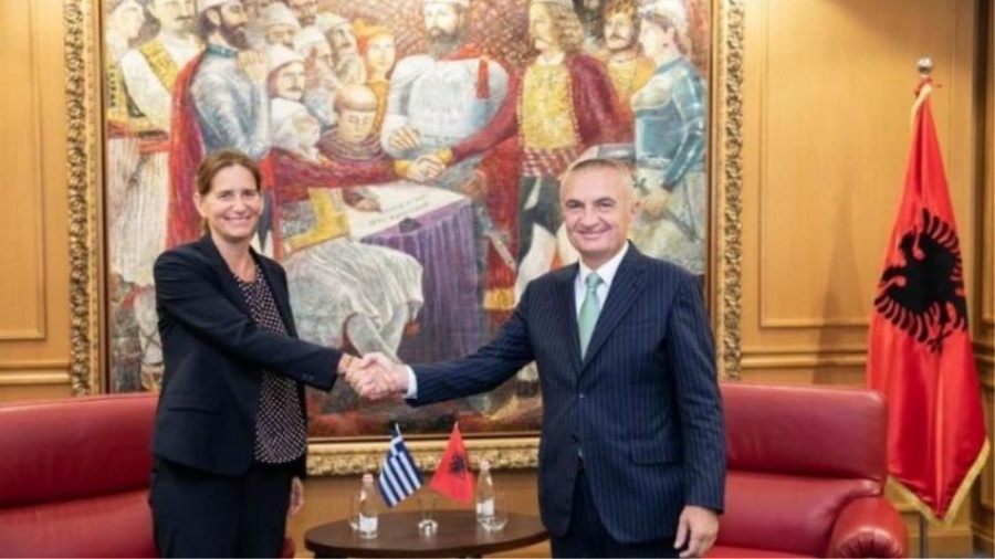 Επίδωσε τα διαπιστευτήριά της στον πρόεδρο της Αλβανίας Meta η νέα Ελληνίδα Πρέσβειρα