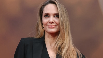 H Angelina Jolie αποκαλύπτει για πρώτη φορά τα σημάδια από τη διπλή μαστεκτομή - Το εξώφυλλο με τη φωτογραφία στο Time