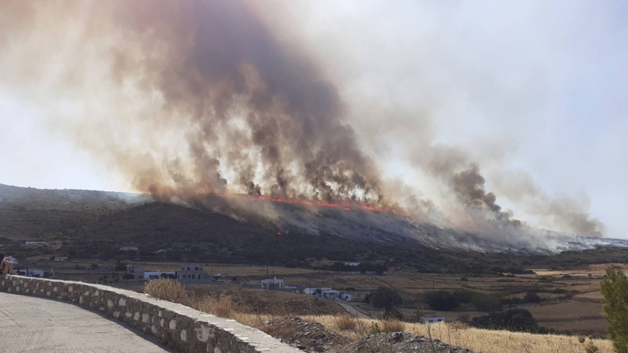 Σε εξέλιξη  μεγάλη φωτιά στην Πάρο – Κοντά σε κατοικίες οι φλόγες