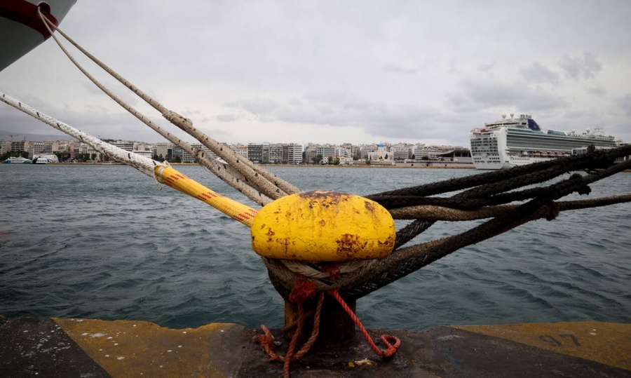 Σε ισχύ το απαγορευτικό απόπλου από Πειραιά, Ραφήνα και Λαύριο