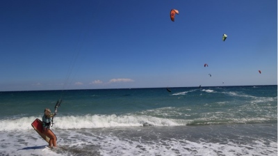 Από την θάλασσα... βρέθηκε στην ταράτσα - Απίστευτο περιστατικό στην Κρήτη... την πήρε ο αέρας με kite surf