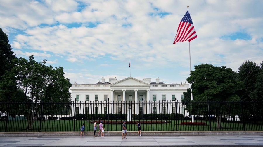 Αυταπάτες από τον Λευκό Οίκο: «Η επίθεση στο ρωσικό τάνκερ Bella 1 δεν θα επηρεάσει τις σχέσεις Trump - Putin»