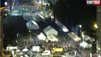 Ενώ ο Vucic υποκλίνεται σε Δύση - Ουκρανία, η Σερβία στα όρια της έκρηξης: Στρατόπεδα αντιμέτωπα έξω από τη Βουλή