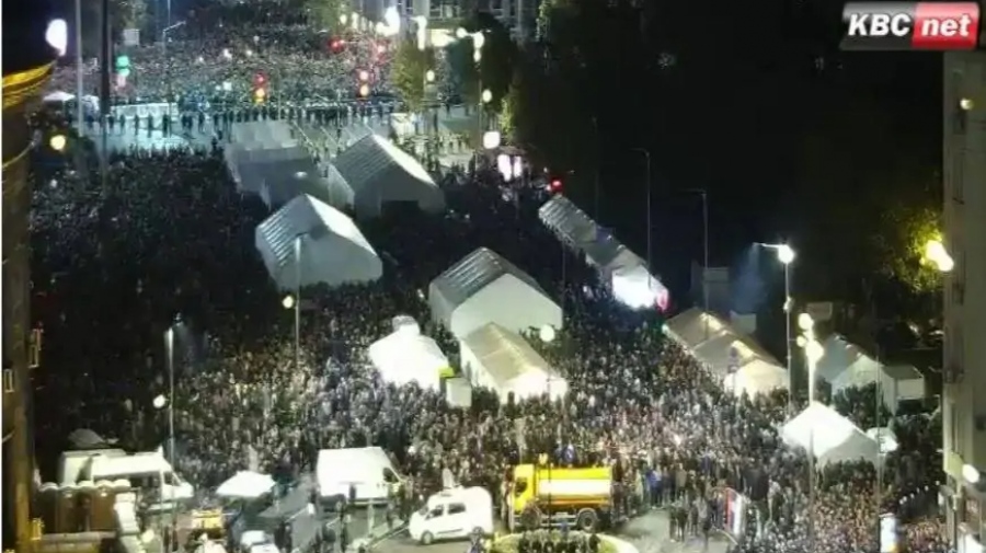 Ενώ ο Vucic υποκλίνεται σε Δύση - Ουκρανία, η Σερβία στα όρια της έκρηξης: Στρατόπεδα αντιμέτωπα έξω από τη Βουλή