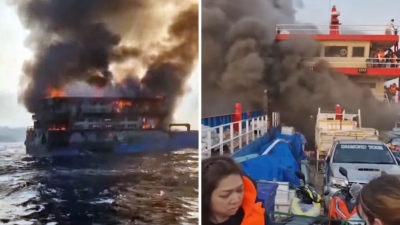 Τρομακτικές εικόνες με επιβάτες που προσπαθούν να ξεφύγουν από φλεγόμενο πλοίο