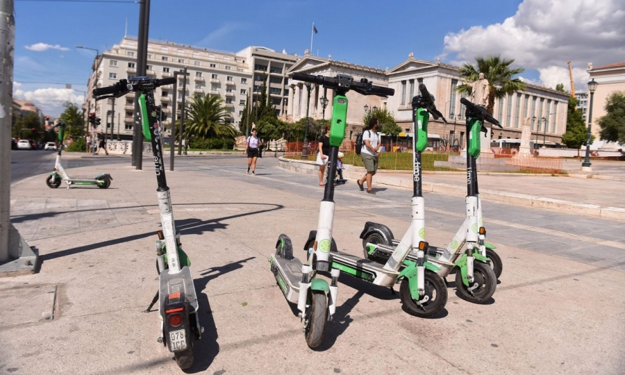 Ανατροπή - Ο Δήμος Αθηναίων εξετάζει όρους απαγόρευσης των πατινιών σε δρόμους της πρωτεύουσας