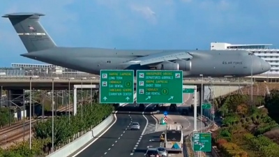 «Ελευθέριος Βενιζέλος»: Γιγαντιαίο αμερικανικό μεταγωγικό πέρασε σε γέφυρα της Αττικής Οδού - Έμειναν όλοι έκπληκτοι