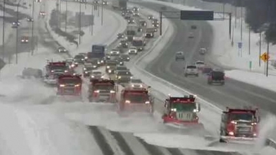 H χορογραφία των εκχιονιστικών στις ΗΠΑ – Έτσι καθαρίζουν οι αυτοκινητόδρομοι στον πολιτισμένο κόσμο!