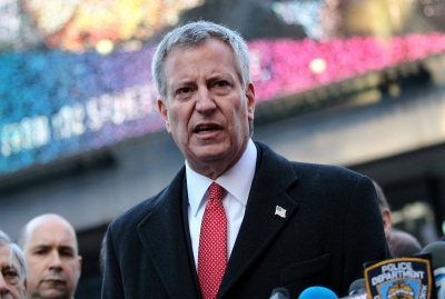 ΗΠΑ: Ο δήμαρχος Νέας Υόρκης απέσυρε την υποψηφιότητά του για το χρίσμα των Δημοκρατικών