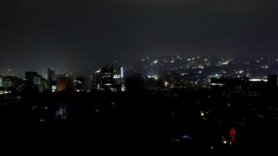 Στο σκοτάδι η περιοχή της Βούλας λόγω μεγάλης βλάβης στο δίκτυο ηλεκτροδότησης