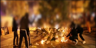 Άγνωστοι έβαλαν φωτιά στο χριστουγεννιάτικο δέντρο στα Εξάρχεια