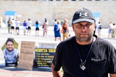 Euractiv: Κρατική συγκάλυψη για τα Τέμπη - Οι γονείς στρέφονται στην ΕΕ για τις εκταφές των νεκρών παιδιών τους