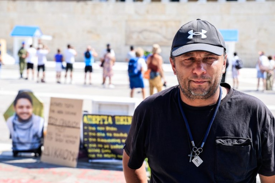 Euractiv: Κρατική συγκάλυψη για τα Τέμπη - Οι γονείς στρέφονται στην ΕΕ για τις εκταφές των νεκρών παιδιών τους