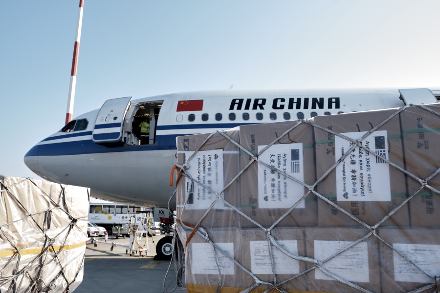 Η Κίνα έστειλε υγειονομικό υλικό στην Ελλάδα - «Με αλληλεγγύη και συνεργασία θα το ξεπεράσουμε» το μήνυμα του Πεκίνου