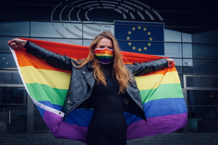 Η ΕΕ γίνεται έρμαιο της ΛΟΑΤΚΙ κοινότητας – Πρόταση για αντικατάσταση των… «σεξιστικών» λέξεων