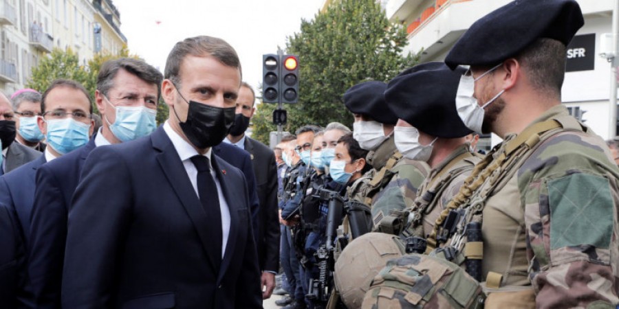 Macron από τη Νίκαια: Η Γαλλία δέχτηκε επίθεση αλλά δεν θα κάνουμε πίσω - 7.000 στρατιώτες στους δρόμους