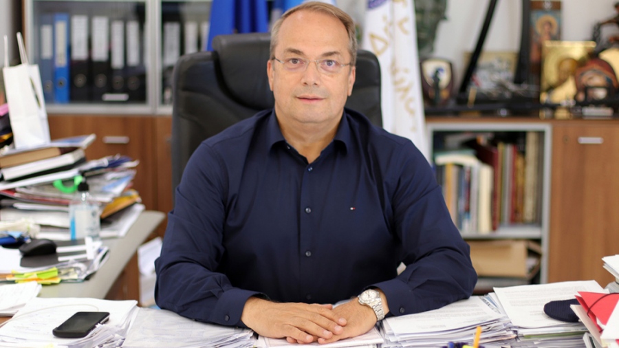 Οι αθλιότητες του «ανεκδιήγητου» Κωνσταντέλλου – Ακυρώνει διαγωνισμούς, παίζει παιχνίδια στα νότια και φλερτάρει με Τσίπρα