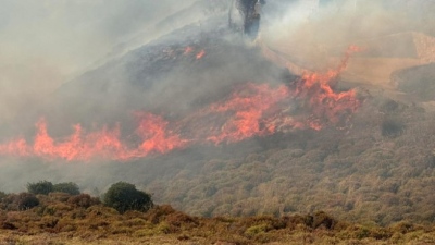 Μεγάλη φωτιά στην Αμφιλοχία - Μάχη της Πυροσβεστικής με επίγειες δυνάμεις και 5 εναέρια μέσα