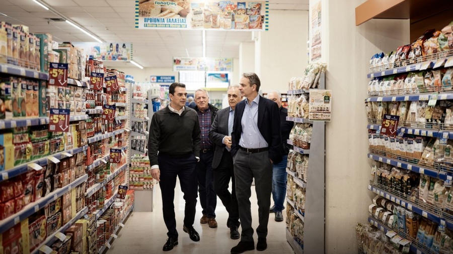 Σε σούπερ μάρκετ στη Λένορμαν ο Μητσοτάκης - Ο λόγος της επίσκεψης μαζί με τον Σκρέκα