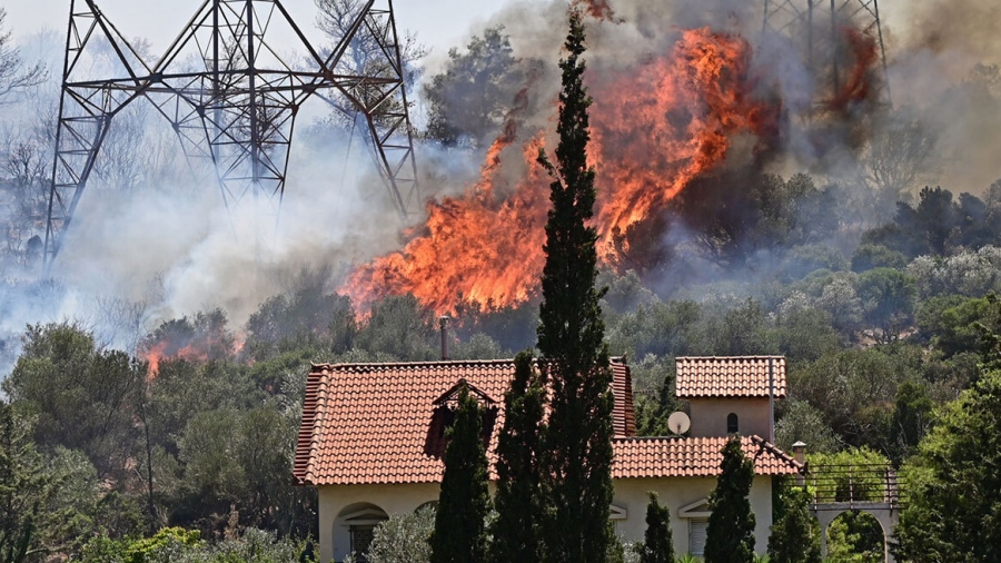 Πυρκαγιά στον Κουβαρά - Διακοπή κυκλοφορίας σε περιοχές της Αττικής