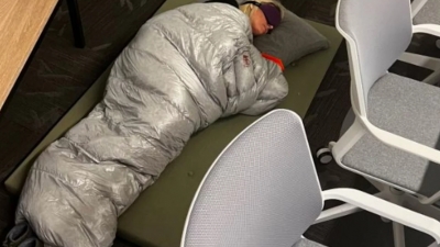 Σάλος με διευθύντρια του Twitter που κοιμάται στο πάτωμα του γραφείου της - Εξαντλητικά τα νέα ωράρια, ο ρόλος Musk