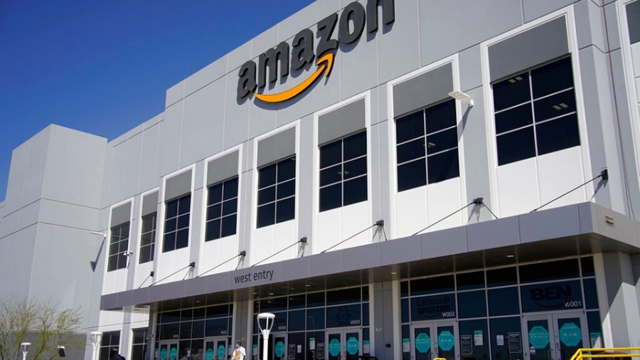 Συμφωνία Ελλάδας και Amazon με φόντο το διάστημα