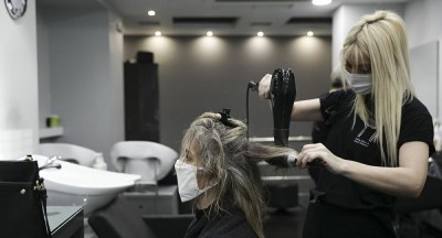 «Μάχη» στα κομμωτήρια της Θεσσαλονίκης: Δεν υπάρχει ραντεβού έως τα Χριστούγεννα