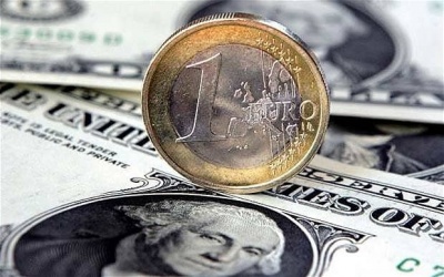 Πιέσεις στο ευρώ λόγω Ιταλίας - Στο 1,147 έναντι του δολαρίου, κοντά σε χαμηλά 1,5 μήνα
