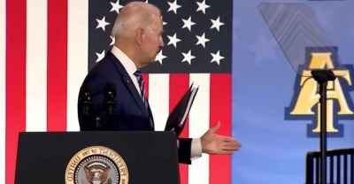 Όλα μαρτυρούν πως ο Biden είναι άρρωστος: Νέα γκάφα - Έκανε χειραψία με το... κενό (Βίντεο)