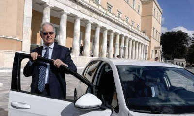 Ο Τασούλας παρέλαβε το πρώτο ηλεκτροκίνητο αυτοκίνητο της Βουλής
