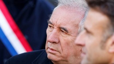 Γαλλία: Λεπτές οι ισορροπίες για να κρατηθεί στην πρωθυπουργία ο Bayrou