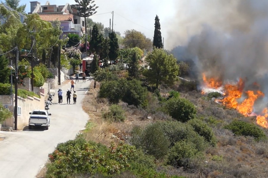 Σε ύφεση η φωτιά στο Καπανδίτη Κεφαλονιάς - Επέστρεψαν στα σπίτια τους οι κάτοικοι