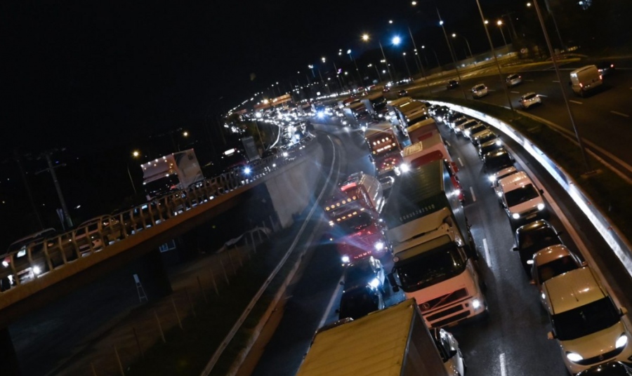 Κίνηση στους δρόμους: Μεγάλες καθυστερήσεις σε Αττική οδό και Εθνική Αθηνών-Λαμίας