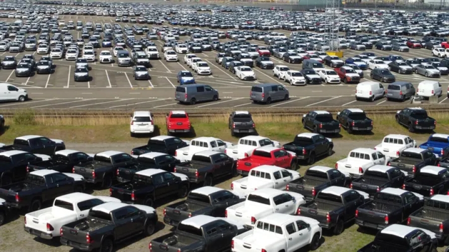 Βέλγιο: 8.000 πολυτελή αυτοκίνητα Ferrari, Cadillac, Mercedes με προορισμό την Ρωσία σαπίζουν σε λιμάνι