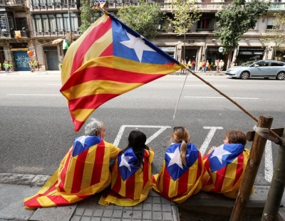 Καταλονία: Συνεδριάζει το Κοινοβούλιο, αναπάντητο εάν θα προχωρήσει σε απόσχιση από την Ισπανία