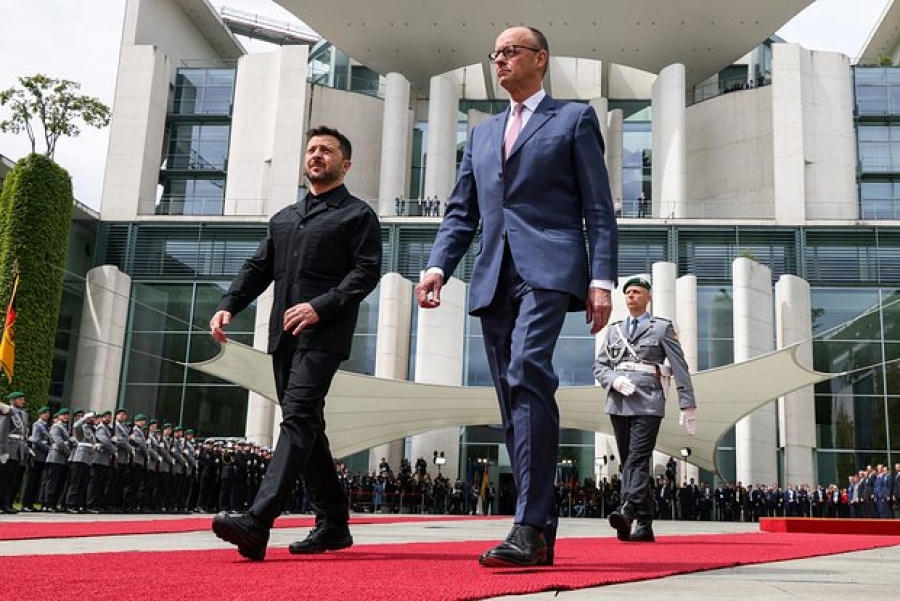 «Με στολή... φυλακής ο Zelensky στο Βερολίνο»